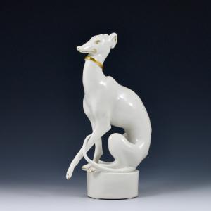 Sitzender Windhund
